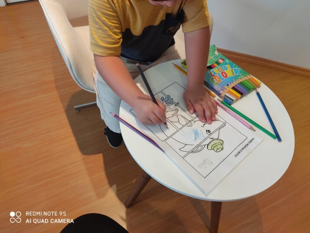 Criança realizando atividade de desenho e coordenação motora