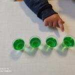 Atividade sensorial com recipientes coloridos